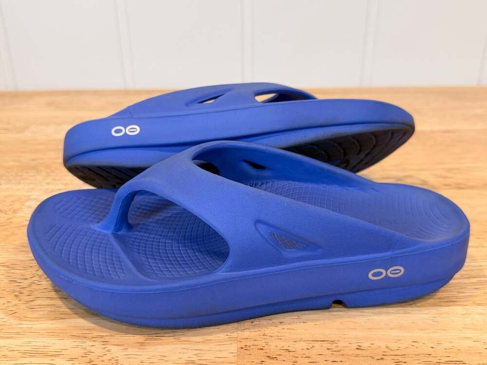 OOFOS OOriginal Recovery Flip Flop Thong Sandals in Blue Womens Size 6, Mens 4